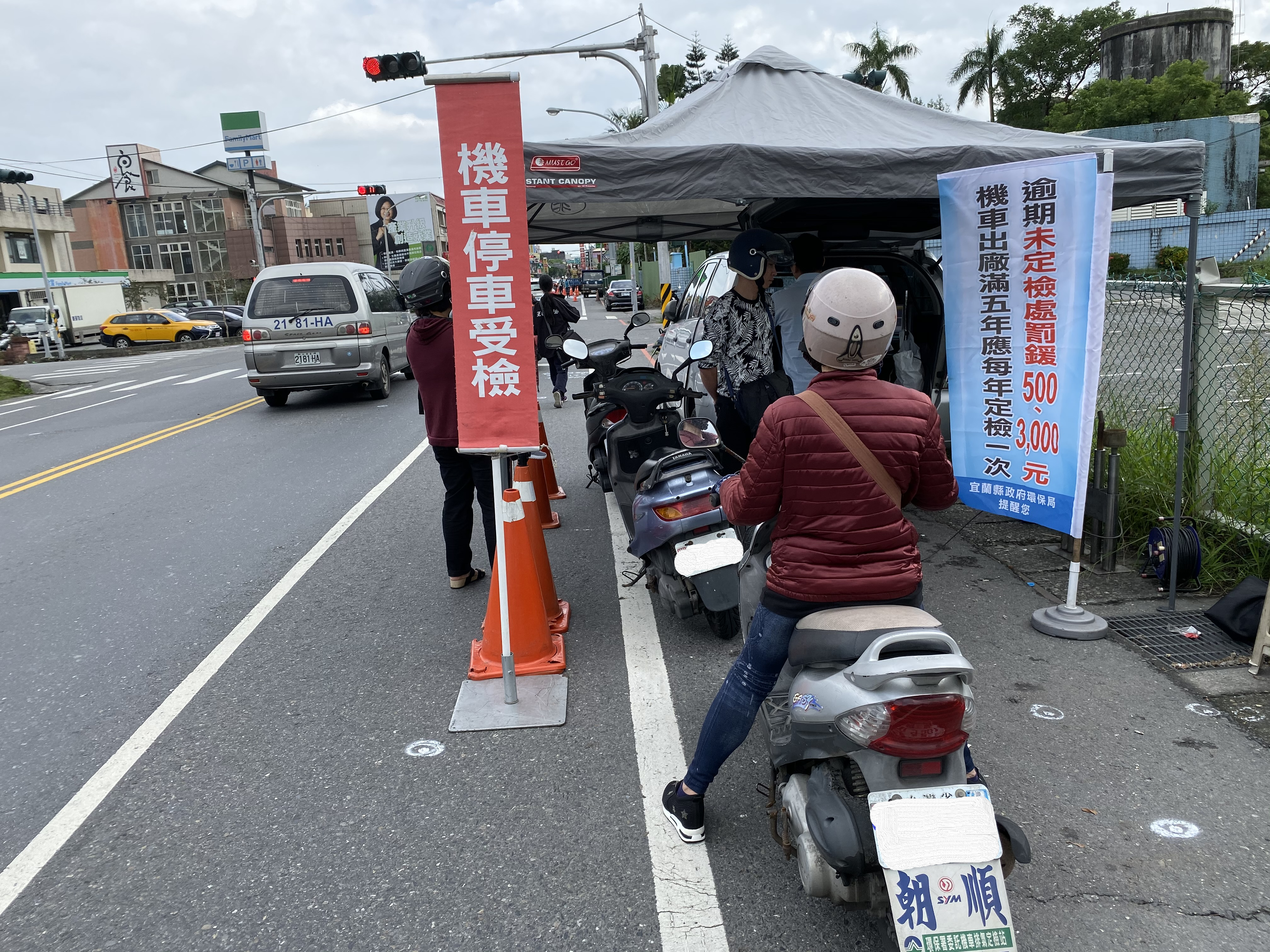 It’s a photo about roadside inspection for motorcycles by Environmental Protection Bureau.e